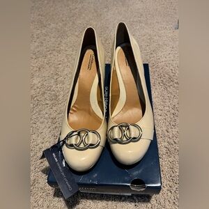 NWT Croft & Barrow Sole (Sense)ability Ivory Heels with Silver Detail